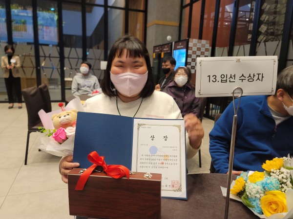 대기석에 앉아 사진을 찍는 모습