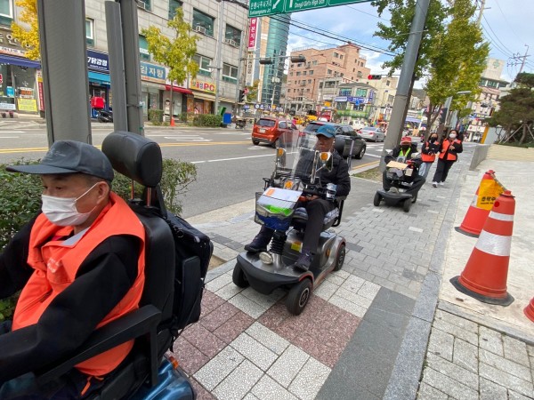 경사로를 홍보하기 위해 길을 나서는 모습