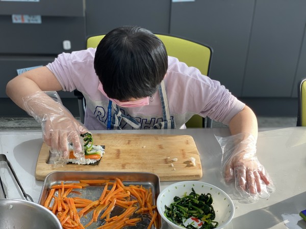 김밥을 만드는 모습