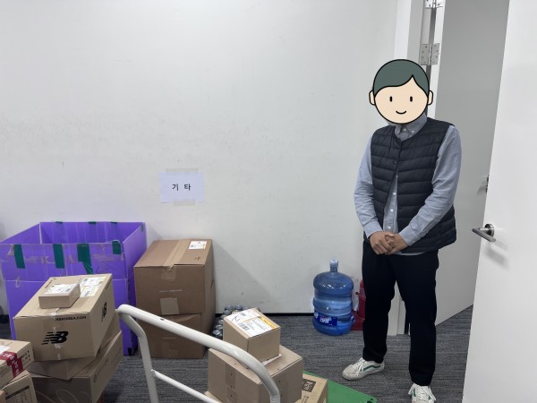 우편물 정리를 하는 모습