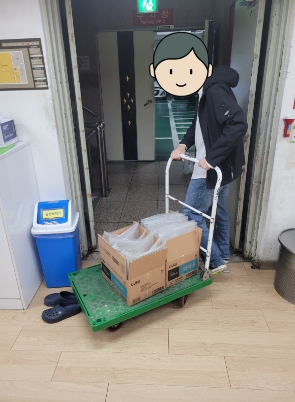 물품을 옮기는 모습