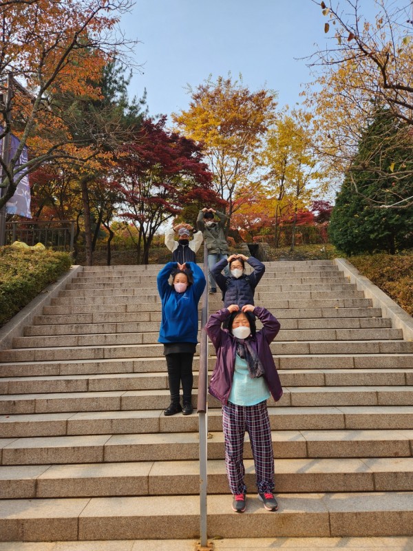 단풍나무 아래애서 단체사진 찍은 모습