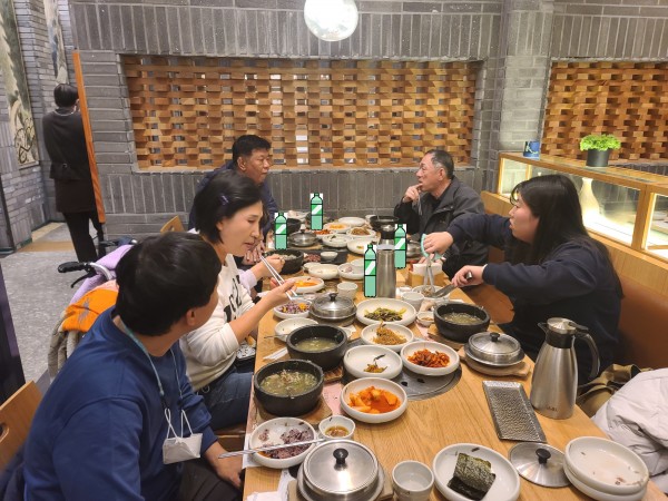 갈비를 뜯는모습