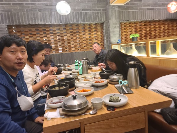 갈비를먹는모습