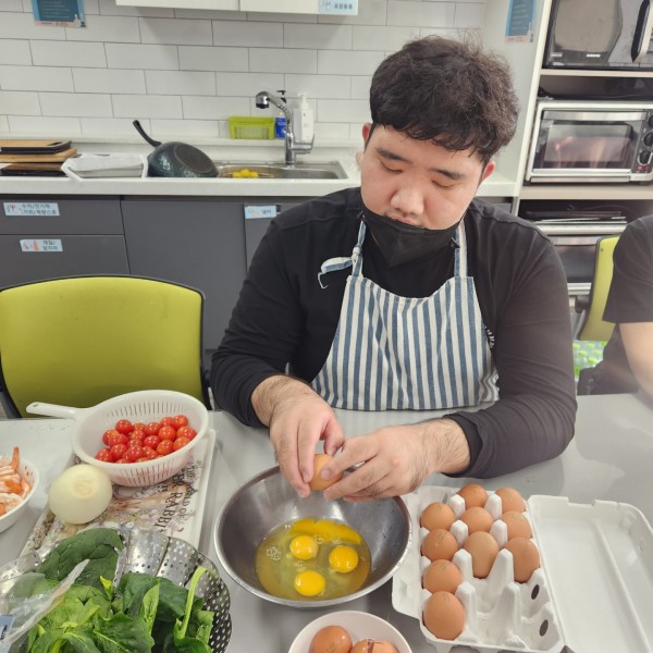 계란을 깨는 남자의 모습