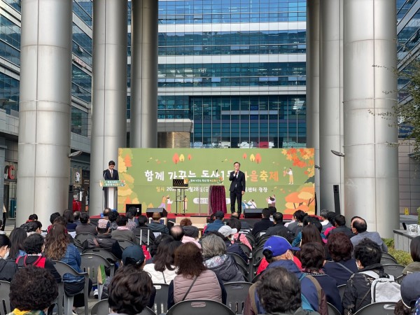 함께 가꾸는 독산 1동 마을축제에서 인사하는 유성훈 구청장님