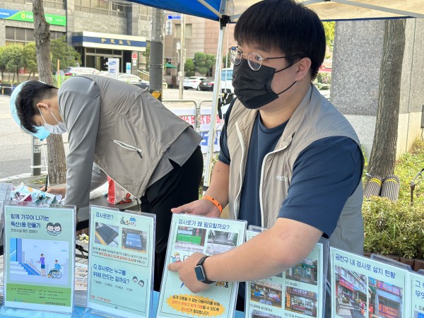 경사로의 필요성에 대해 열심히 설명하는 경사로 사업 전문인력