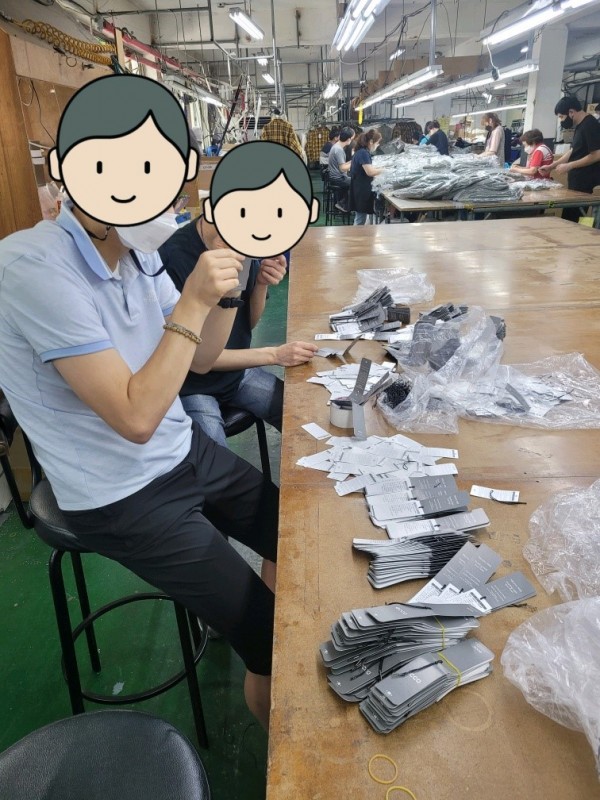 텍을 정리하고 있는 모습