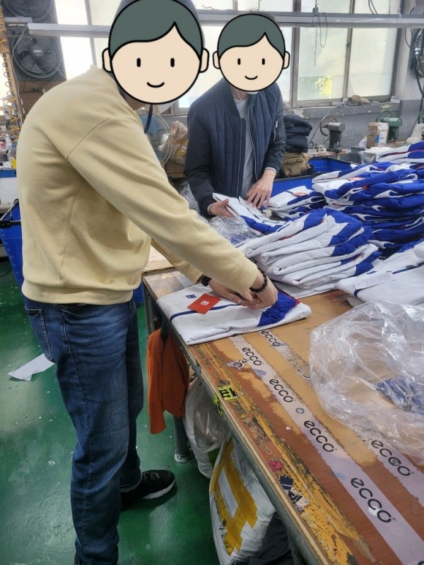 의류포장 작업을 하는 모습