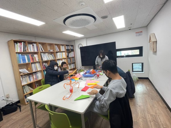 열심히 미술수업을 하고 있는 모습입니다.