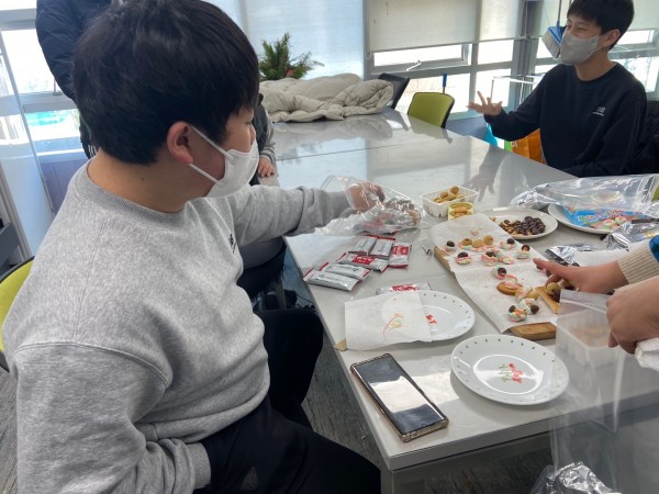 깨끗하게 씻은 손으로 마시멜로 쿠키를 만들어보았습니다.