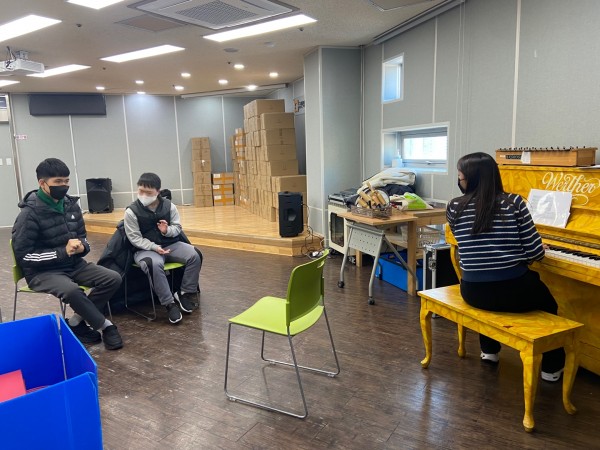 피아노 소리에 맞춰서 손뼉치는 이용자분들 .