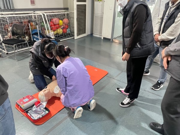 모형으로 심폐소생술을 진행하는 직원들의 모습&gt;&lt;/p&gt;&lt;p style=