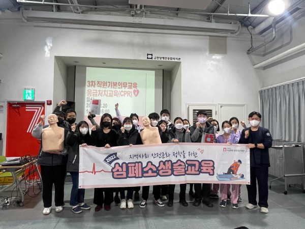 심폐소생술 교육 후 강사분들 및 직원들은 단체사진을 촬영하였습니다.