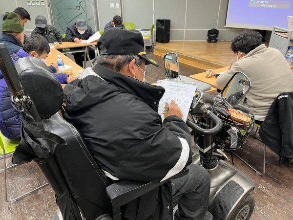 만족도 설문조사 진행하는 사진
