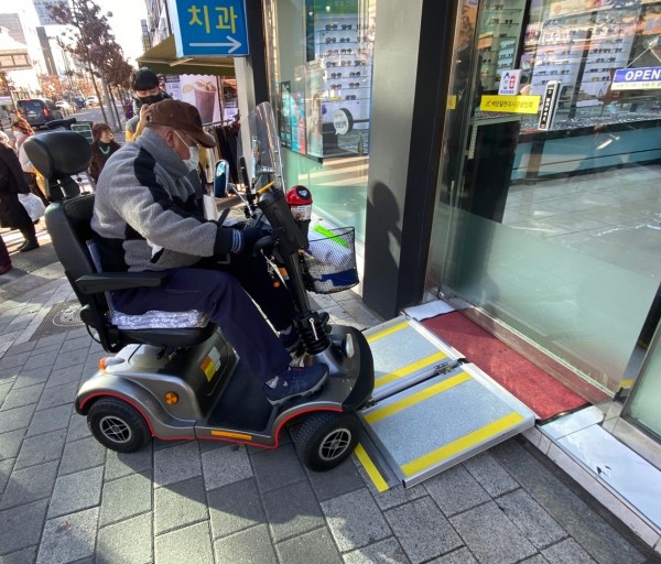 경사로가 설치 된 상점에서 모니터링을 하는 모습
