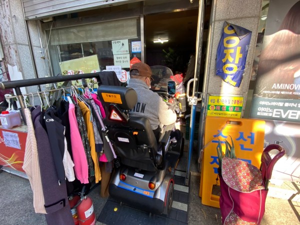 경사로를 이용하며 고장유무를 체크하는 모습