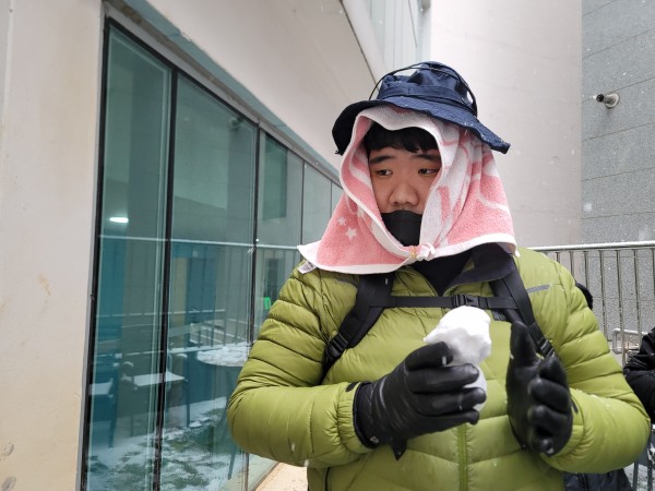모자를 쓰고 눈사람을 만드는 모습