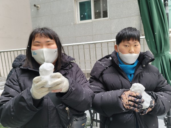 완성한 눈사람을 들고 사진찍는 모습