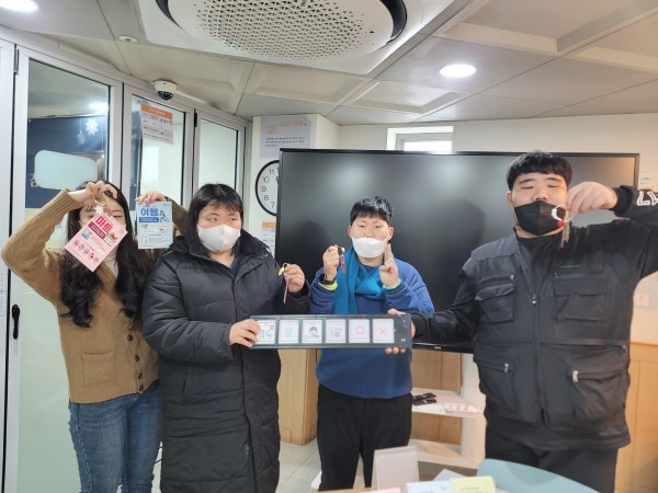 활동후 단체사진을 찍는 모습