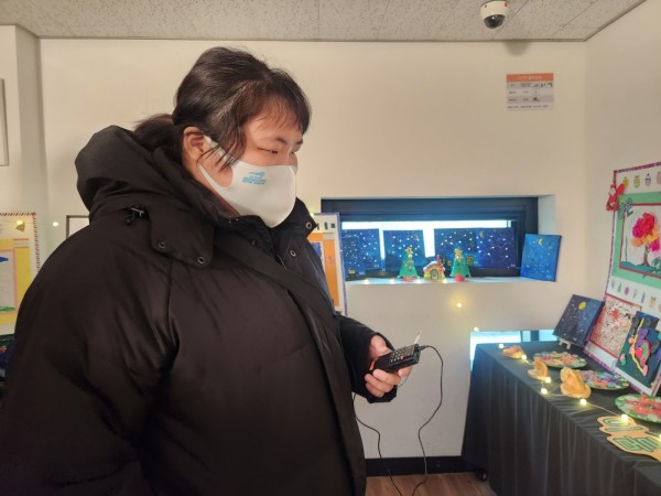 전시회를 감사하는 여자이용자의 모습
