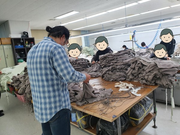 옷을 정리하고 있는 모습