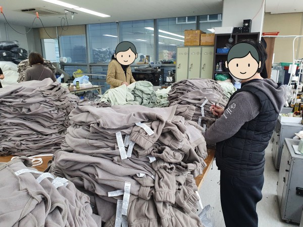 옷을 분류하고 있는 모습