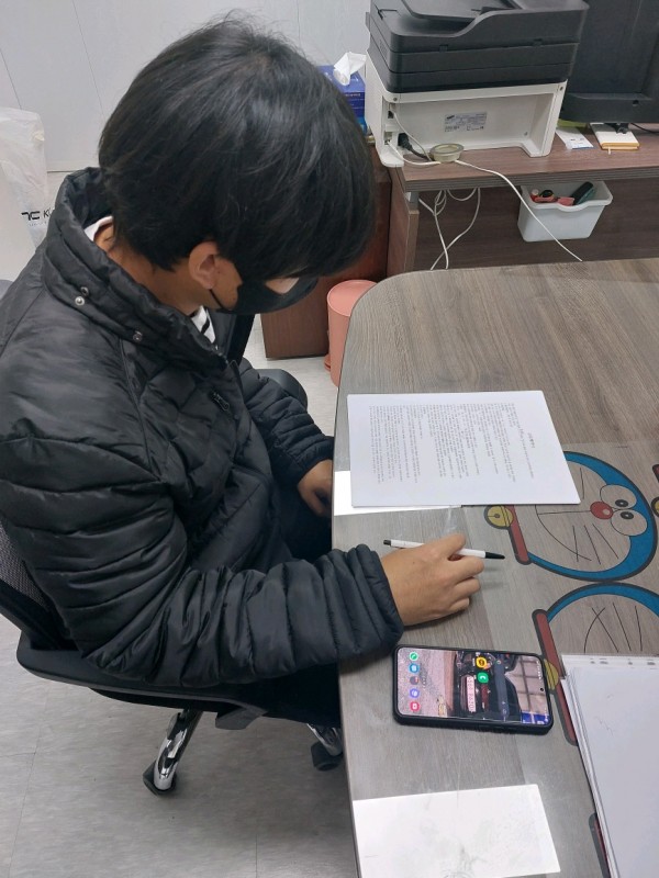 근로계약서를 쓰는 모습1