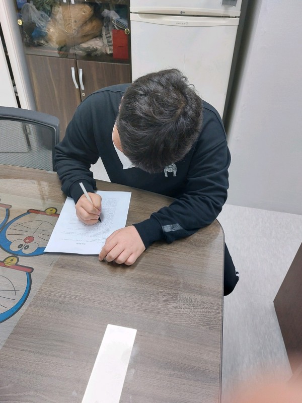 근로계약서를 쓰는 모습2
