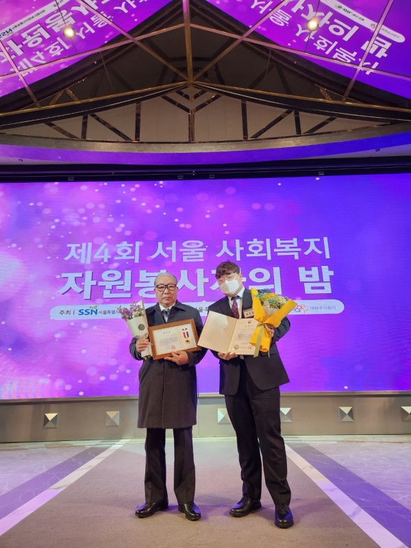 김천석님과 박지광님 함께 무대에서 기념사진 찍는 모습