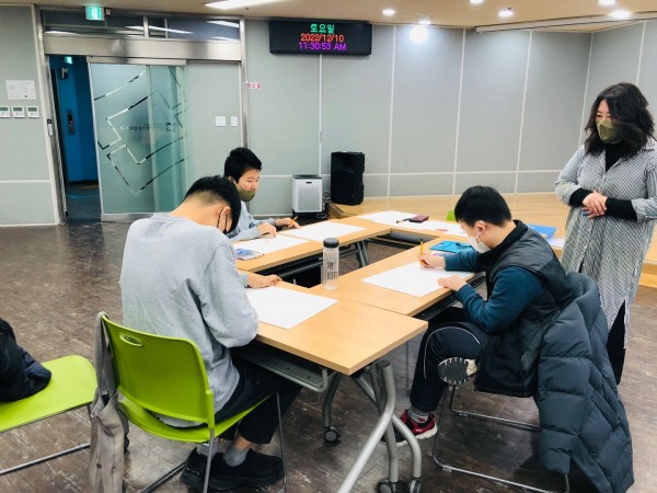 도화지 위에 열심히 스케치를 해보는 아이들의 모습입니다.