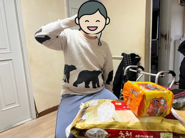 이용자가 쌀 앞에서 손 들고 포즈 취한 모습