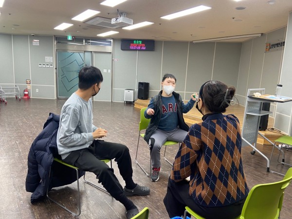 크리스마스 노래를 통해서 악기를 전달하는 시간을 가졌습니다.