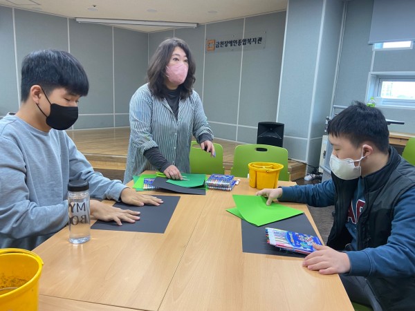 미술프로그램을 준비하는 모습입니다..