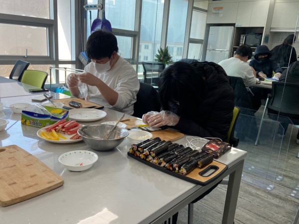 집중해서 참치김밥을 만들고 있는 이용자.
