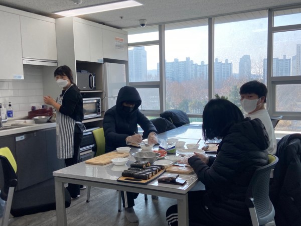 위생장갑을 끼고 청결하게 요리수업을 진행해보았습니다.