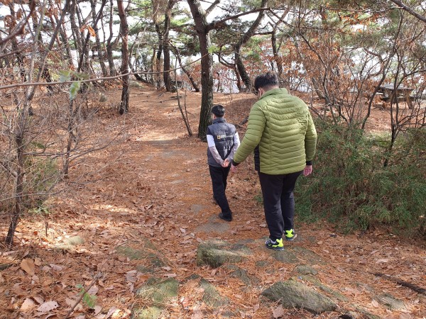 등산을 하는 이용자의 모습