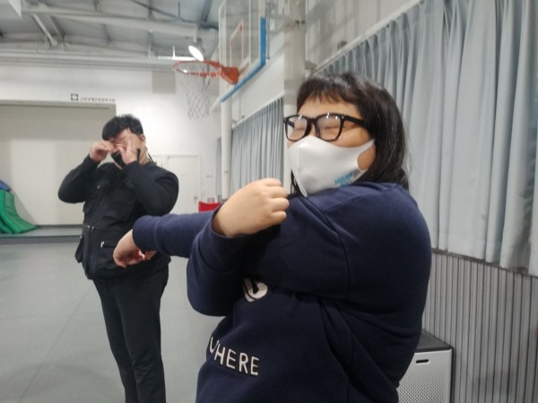 스트레칭하는 이용자의 모습
