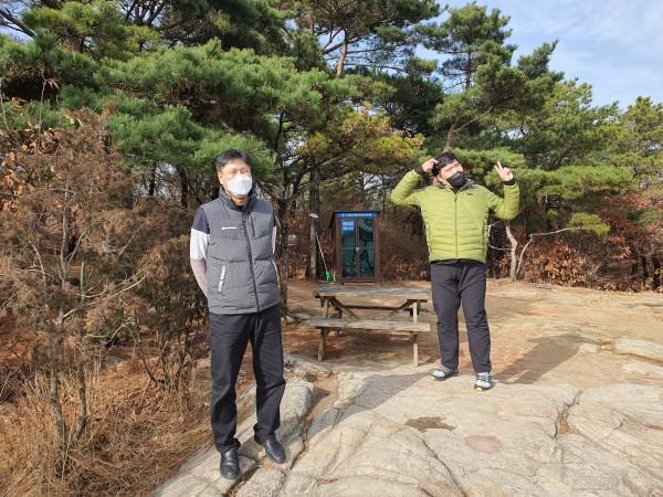 담당자와 함께 포즈취하는 모습