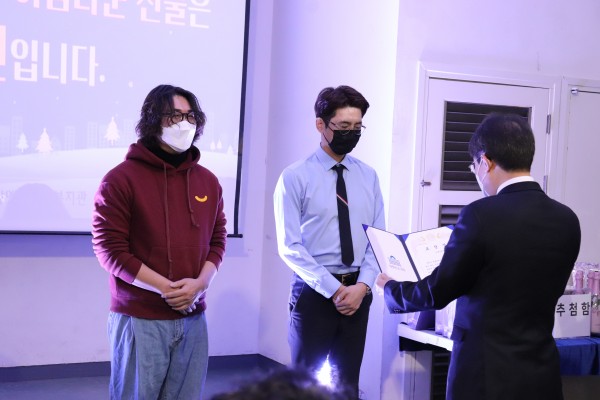 표창상을 받는 휴먼피부임상시험센터 대표님의 모습