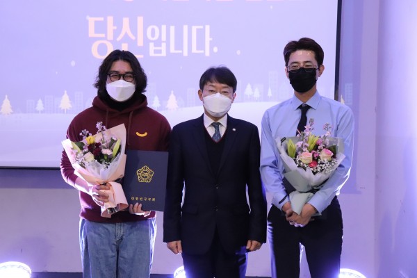 표창상을 수상하신 휴먼피부임상시험센터 정희정대표님, 샐리의 과일 김동현대표님과 최기상 국회의원님
