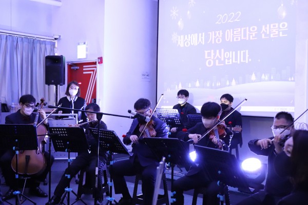 캐롤 메들리를 연주하는 금천오케스트라의 연주 모습