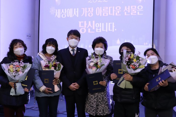 우수 활동지원사상을 수상하신 박정님님, 백진옥님, 신인혜님, 이미순님, 이형실님, 강행순님, 엄정민님과 최기상 국회의원님의 단체사진 모습
