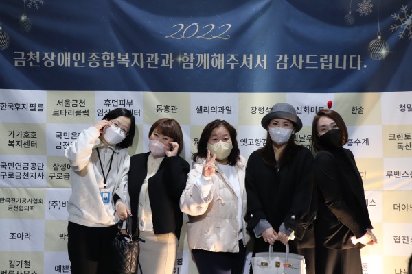 포토존 앞에서 사진찍는 모습