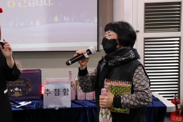 경품추첨과 22년 마무리 덕담을 이야기하는 모습