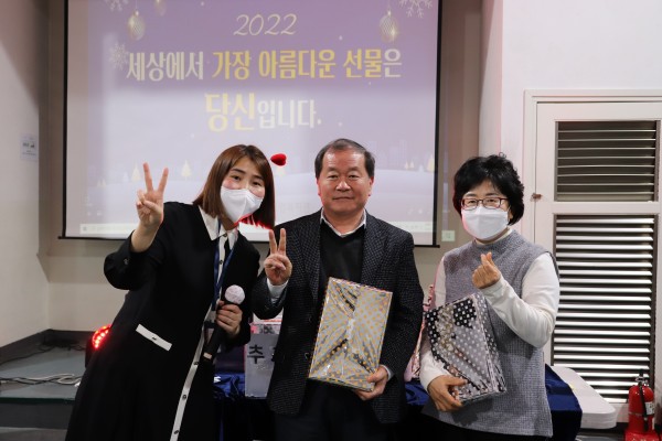 경품을 탄 후 기념사진 촬영 모습