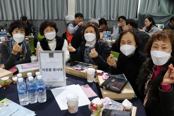 감사의 날 참여해주신 마중물 봉사대 선생님들 단체 사진