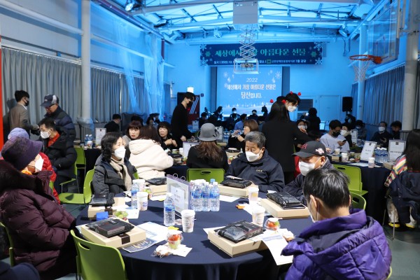 감사의 날 참석하여 앉아있는 많은 분들 모습