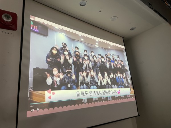 활동 및 감사 영상 시청 화면