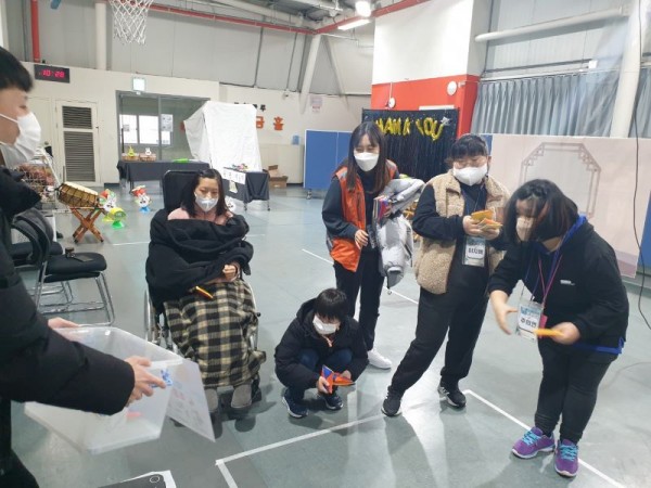 다 같이 딱지를 통에 던지는 모습